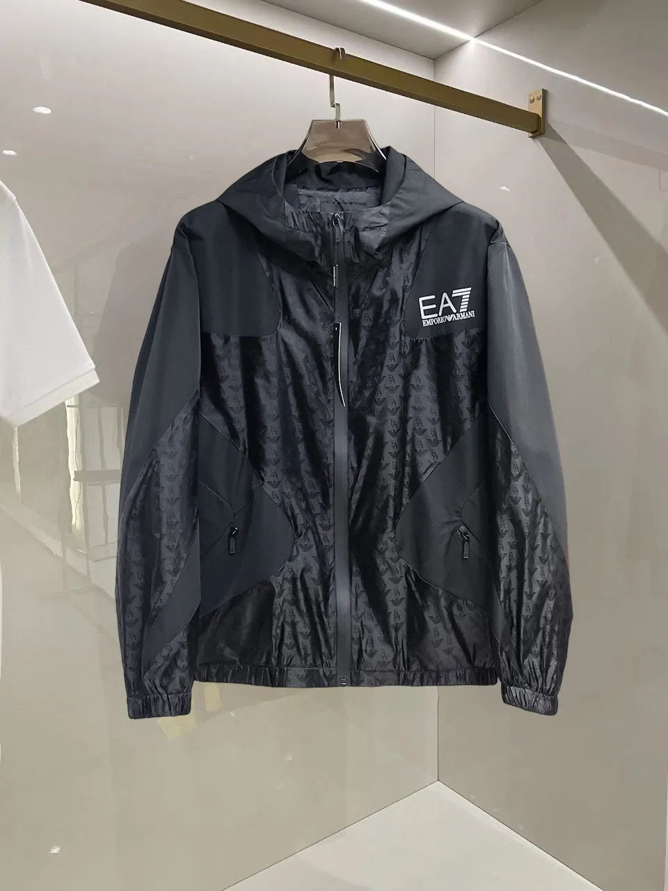 Armani official website Same Style, complete with three labels, on sale in advance. 2026 Autumn and Winter New Arrival men's jacket, Original with complete three labels, Premium version. Custom-made fabrics at the counter. Breathable, high comfort, impeccable details, brand element design concept, reflecting high quality. It feels delicate and soft, presents a casual cut, and has a great upper body shape. Sizes: M～3XL,